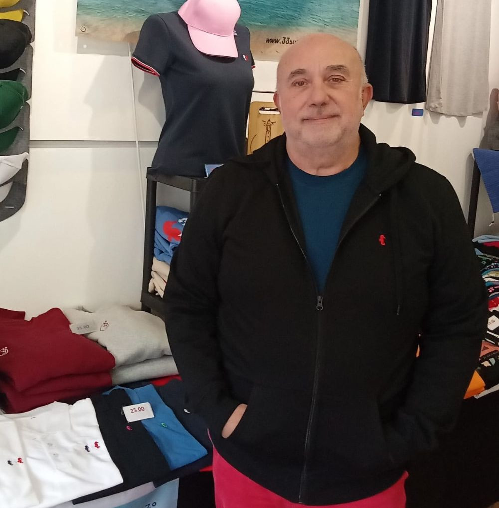 Sweatshirt zippé à capuche...